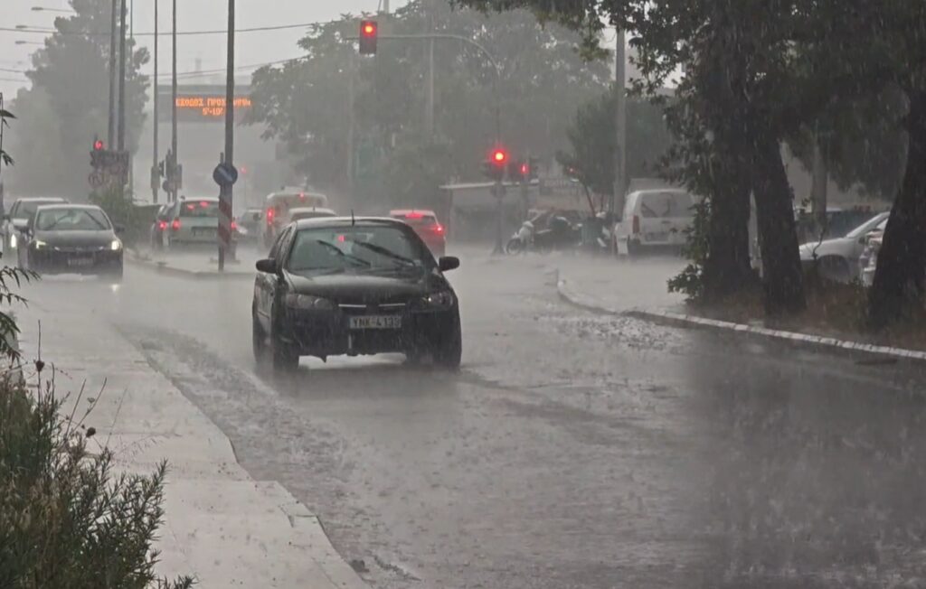 Πάνω από 1.000 κεραυνοί «χτύπησαν» την Αττική μέσα σε δύο ώρες – Δεν έχει τελειώσει η κακοκαιρία, προειδοποιεί ο Τσατραφύλλιας