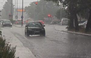 Πάνω από 1.000 κεραυνοί «χτύπησαν» την Αττική μέσα σε δύο ώρες – Δεν έχει τελειώσει η κακοκαιρία, προειδοποιεί ο Τσατραφύλλιας