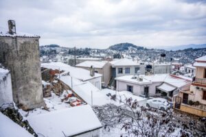 Πέφτουν τα πρώτα χιόνια στην Ελλάδα: Σχεδόν «κλείδωσε» η μέρα