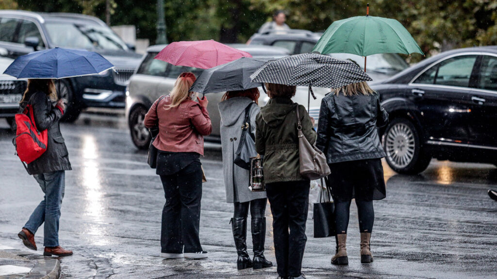 Άνοιξαν οι ουρανοί την Αττική: Πλημμυρισμένοι δρόμοι και ισχυρές βροχές