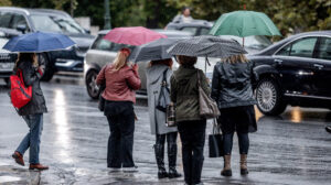 Άνοιξαν οι ουρανοί την Αττική: Πλημμυρισμένοι δρόμοι και ισχυρές βροχές