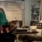 Φρίκη! Δασκάλα χτυπά δίχως έλεος τον ανήλικο γιο της (video)