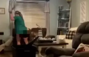 Φρίκη! Δασκάλα χτυπά δίχως έλεος τον ανήλικο γιο της (video)