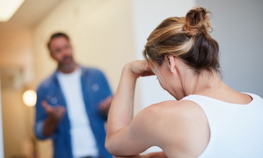 Πήγε τον σύζυγό της στο δικαστήριο γιατί της είπε «θες χορό καλαματιανό…»