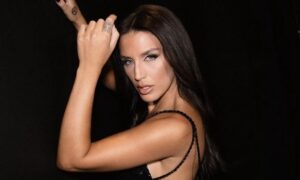 Ιουλία Καλλιμάνη: Ξέσπασε στην πίστα μετά από απρεπή κίνηση θαμώνα