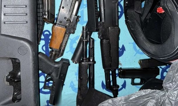 Αυτά είναι τα καλάσνικοφ που εντοπίστηκαν στα Καλύβια