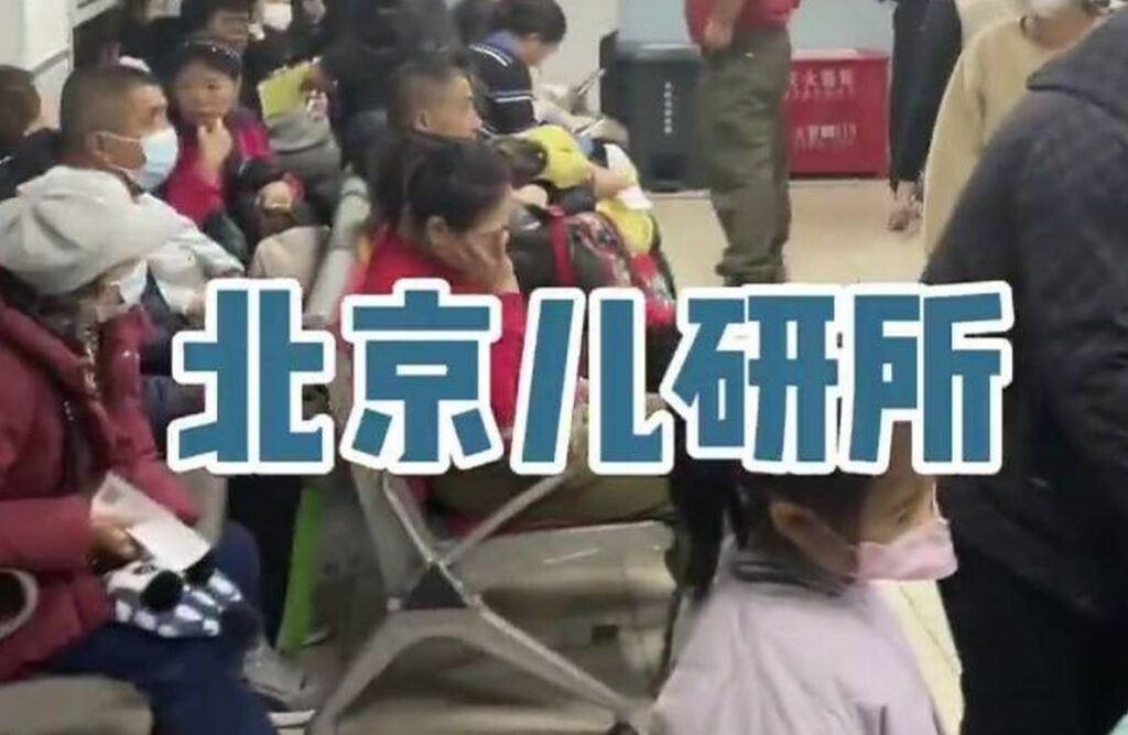 Ο εφιάλτης επιστρέφει: Ασφυκτικά γεμάτα τα νοσοκομεία της Κίνας – Εκατοντάδες κρούσματα H3N2