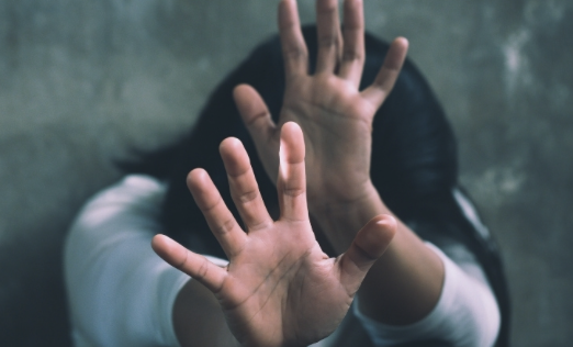 Βιασμός και αιμομιξία στη Ρόδο: Σπάει τη σιωπή της η 31χρονη