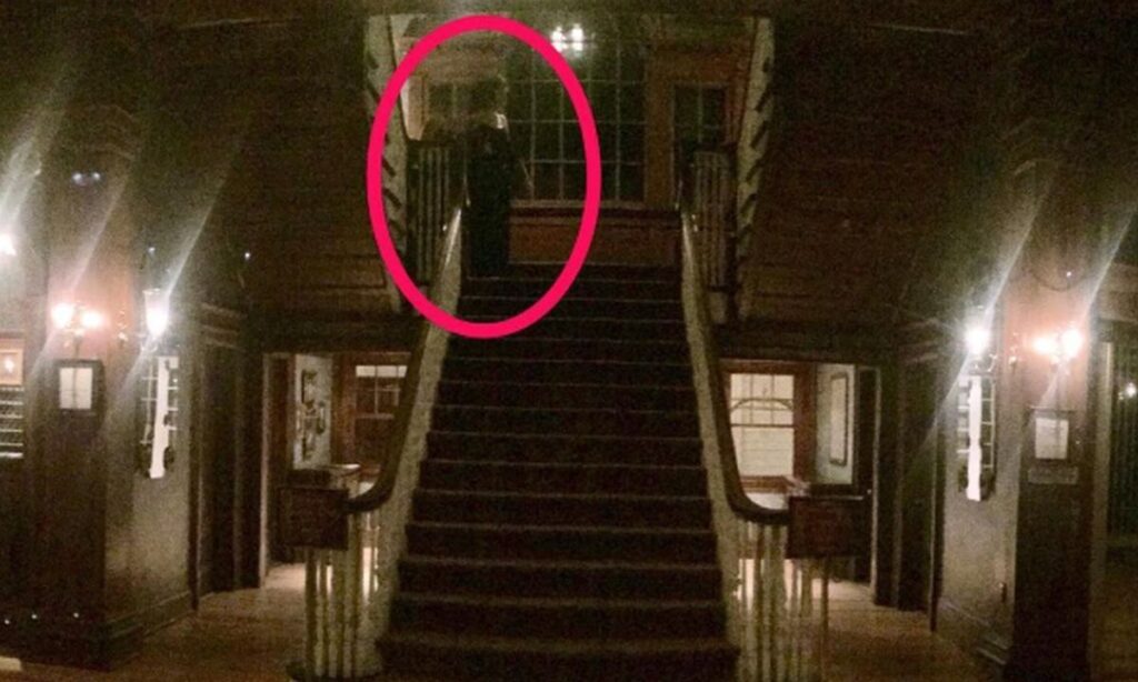 Ισχυρίζεται ότι κατέγραψε φάντασμα στο διάσημο Stanley Hotel – «Η φωτογραφία δεν είναι ΑΙ»