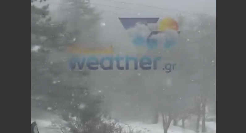 Χιονισμένη Πρωτοχρονιά στην Πάρνηθα – Κλείνει ο δρόμος προς το Καζίνο λόγω κακοκαιρίας