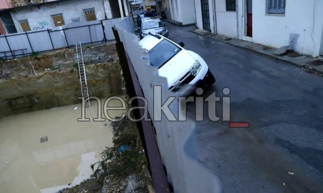 Κακοκαιρία στην Ελλάδα: Σοκ! Υποχώρησε δρόμος, βυθίστηκε αυτοκίνητο