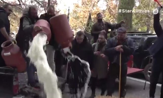 «Μας έχουν παρατήσει»: Οργισμένοι κτηνοτρόφοι χύνουν το γάλα τους