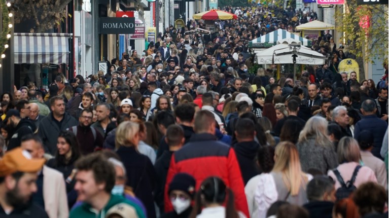 Το ελληνικό εισόδημα παραμένει 15% χαμηλότερο από τα προ κρίσης επίπεδα