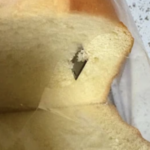 Σοκ! Έβαζε λεπίδες ξυραφιού μέσα σε ψωμιά