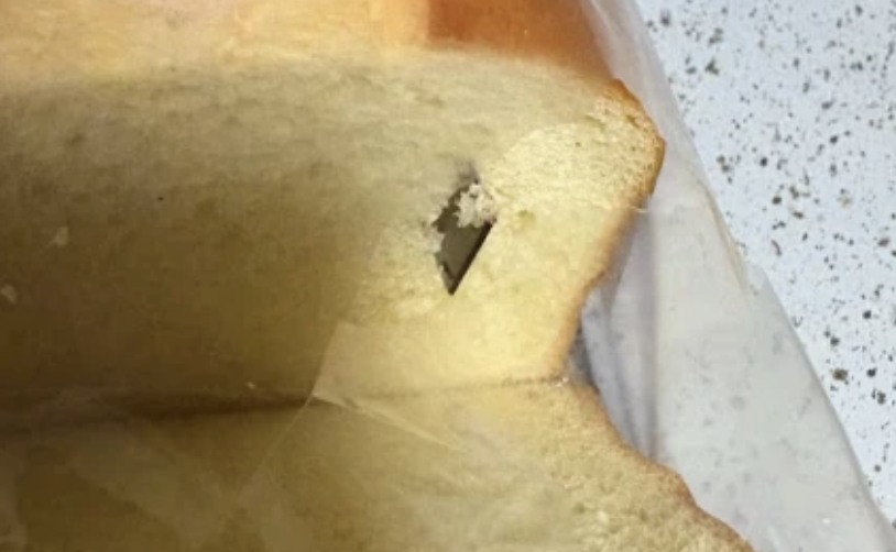 Σοκ! Έβαζε λεπίδες ξυραφιού μέσα σε ψωμιά