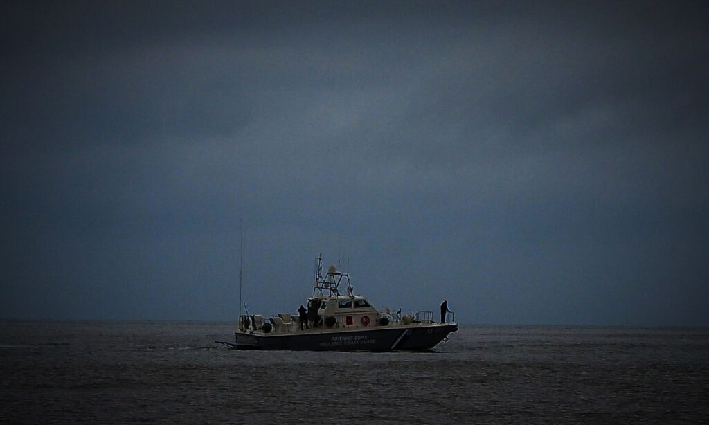 Νεκρός άνδρας στα βράχια των Πεταλίδων – Συνεχίζονται οι έρευνες για αγνοούμενους