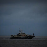 Νεκρός άνδρας στα βράχια των Πεταλίδων – Συνεχίζονται οι έρευνες για αγνοούμενους