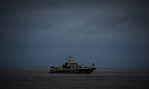 Νεκρός άνδρας στα βράχια των Πεταλίδων – Συνεχίζονται οι έρευνες για αγνοούμενους