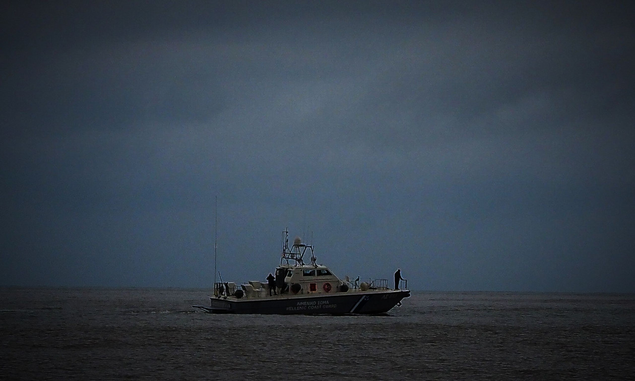 Νεκρός άνδρας στα βράχια των Πεταλίδων – Συνεχίζονται οι έρευνες για αγνοούμενους