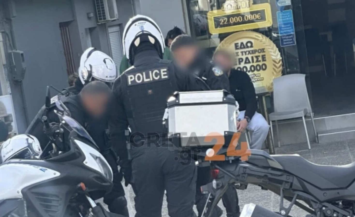 Πανικός στα Δειλινά Ηρακλείου: Ημίγυμνος άνδρας εισέβαλε σε σούπερ μάρκετ και τα έσπασε όλα