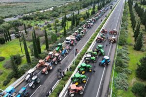 Έτοιμοι να κλείσουν το λιμάνι του Βόλου οι αγρότες