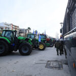 Σε ασφυκτικό μπλόκο το λιμάνι του Βόλου: Τελεσίγραφο για άμεση αποχώρηση αγροτών και αλιέων