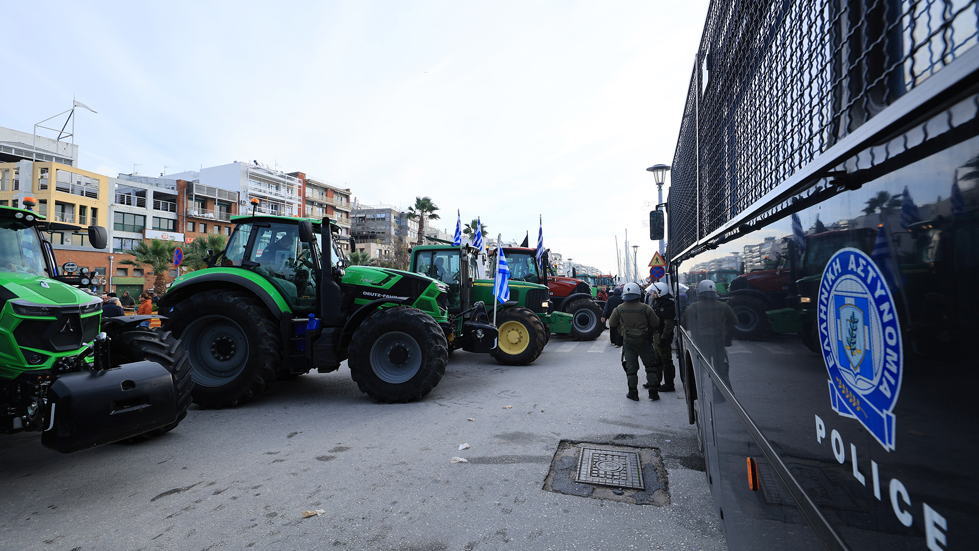 Σε ασφυκτικό μπλόκο το λιμάνι του Βόλου: Τελεσίγραφο για άμεση αποχώρηση αγροτών και αλιέων