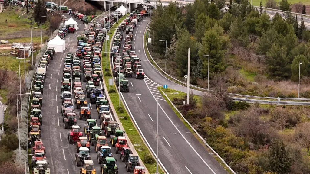 Οι αγρότες παραμένουν στα μπλόκα κατά την Πρωτοχρονιά, με μερικές διευκολύνσεις στην κυκλοφορία