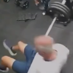ΣΟΚ! Η μπάρα με τα βάρη έπεσε στο στήθος του και πέθανε (video)