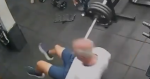 ΣΟΚ! Η μπάρα με τα βάρη έπεσε στο στήθος του και πέθανε (video)