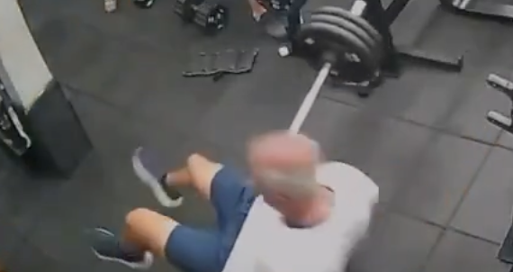 ΣΟΚ! Η μπάρα με τα βάρη έπεσε στο στήθος του και πέθανε (video)