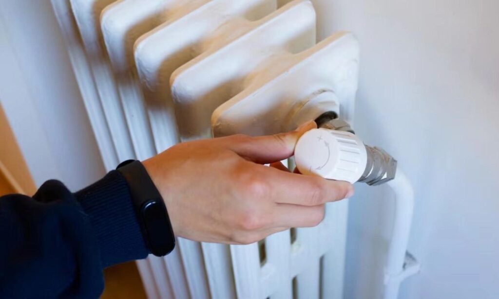 Ούτε εξαέρωση, ούτε κλείσιμο των καλοριφέρ: Το εργαλείο που έχουμε σπίτι και βελτιώνει τη θέρμανση