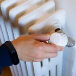 Ούτε εξαέρωση, ούτε κλείσιμο των καλοριφέρ: Το εργαλείο που έχουμε σπίτι και βελτιώνει τη θέρμανση