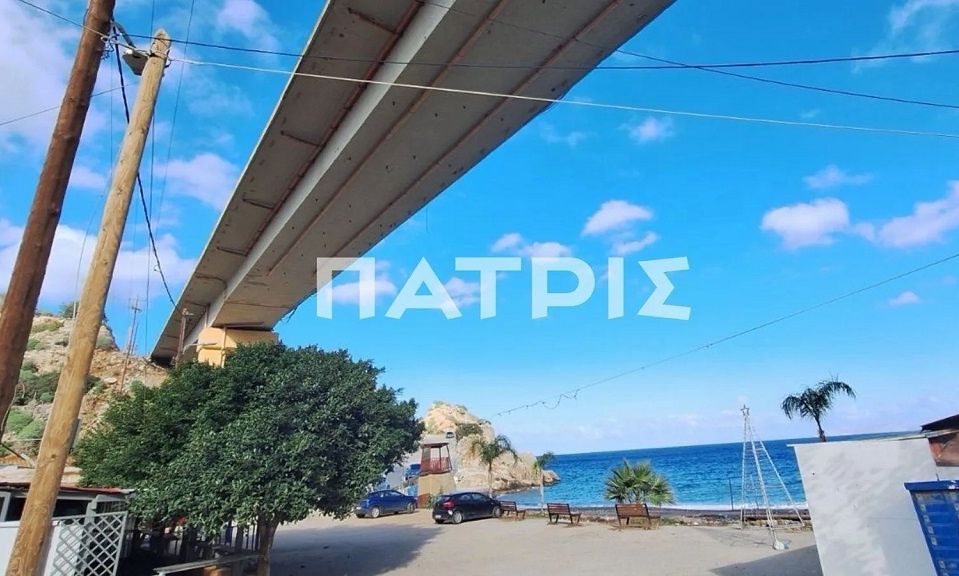 Αναστάτωση: Μεγάλα κομμάτια μπετόν έπεσαν από γέφυρα