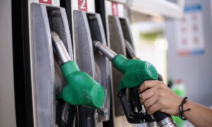 Χαμός με την βενζίνη: Φτάνει σε νέα «τρελή» τιμή, τόσο «πάει» το λίτρο