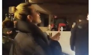 Βίντεο: Η Κατερίνα Λιόλιου τραγουδάει στα μπλόκα των αγροτών