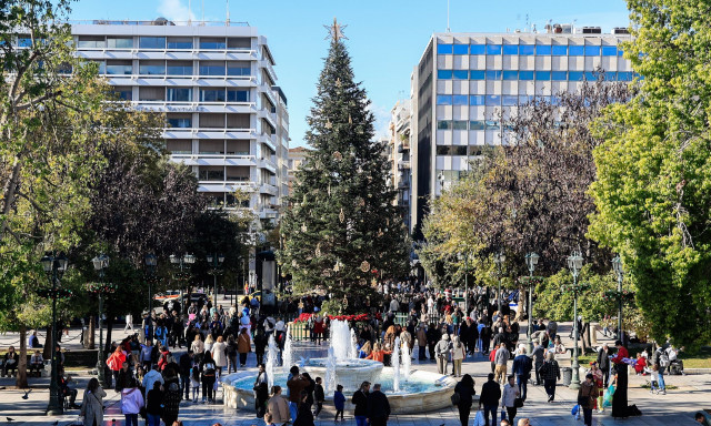 Πότε ξεκινά το εορταστικό ωράριο στα εμπορικά καταστήματα