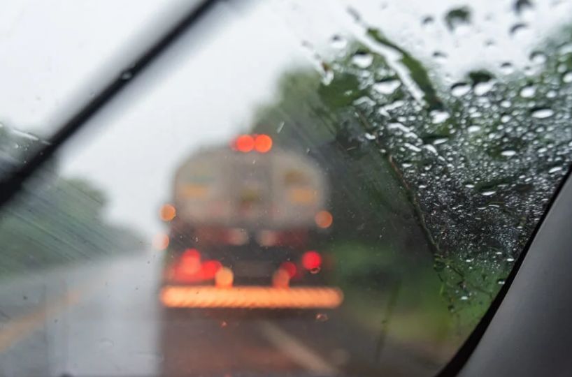 Τα θολωμένα τζάμια το χειμώνα: Πώς να τα ξεθολώνετε σωστά και με ασφάλεια