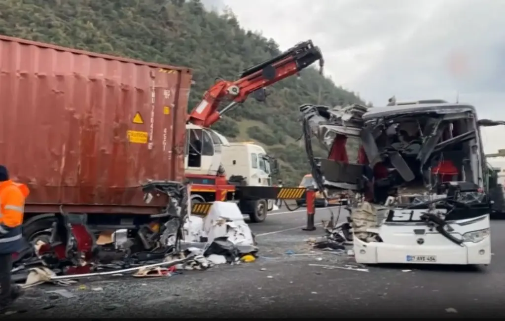 Τραγωδία: Τουλάχιστον επτά νεκροί σε δυστύχημα με λεωφορείο