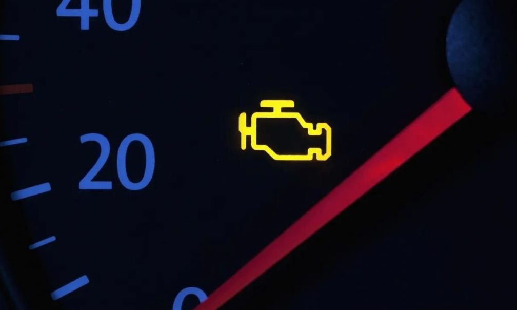 Λαμπάκι check engine: Έτσι θα το σβήσετε χωρίς να χαλάσει το αυτοκίνητό σας