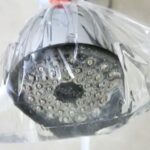 Πώς να καθαρίσετε τα άλατα του ντους με μια σακούλα