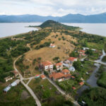 Το μικροσκοπικό ελληνικό νησί μέσα σε λίμνη – Οι λιγοστοί κάτοικοι και οι θρύλοι