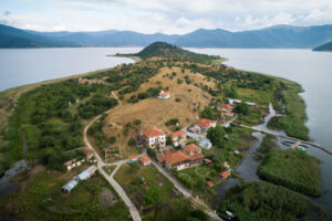 Το μικροσκοπικό ελληνικό νησί μέσα σε λίμνη – Οι λιγοστοί κάτοικοι και οι θρύλοι