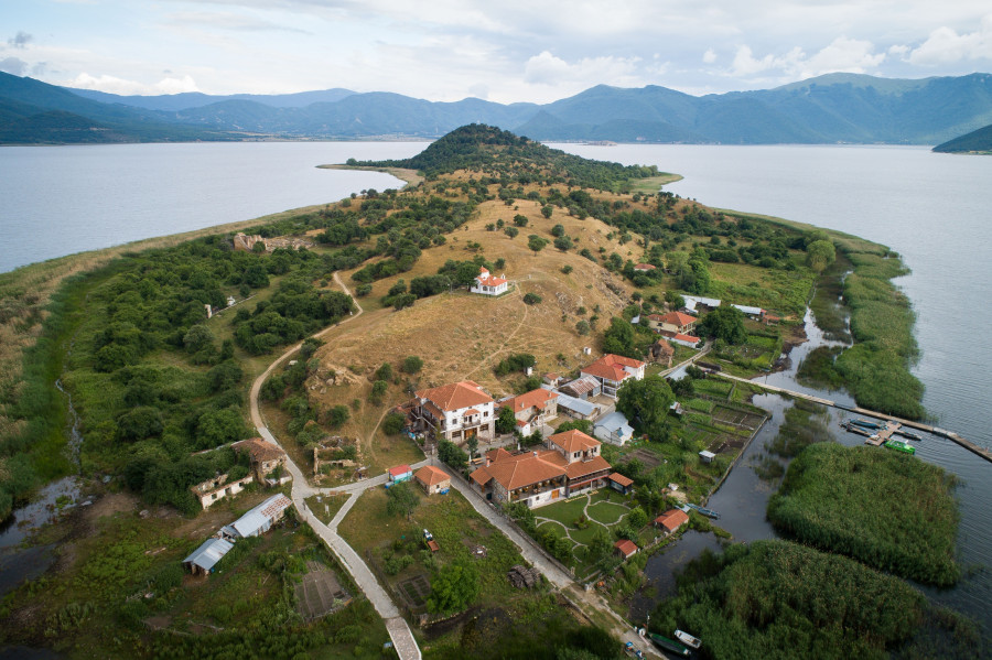 Το μικροσκοπικό ελληνικό νησί μέσα σε λίμνη - Οι λιγοστοί κάτοικοι και οι θρύλοι
