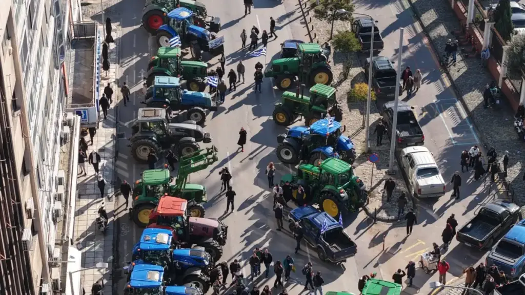 Αγρότες από 40 μπλόκα αποφασίζουν για κινητοποιήσεις και συνάντηση με Μητσοτάκη στη Νίκαια