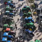 Αγρότες από 40 μπλόκα αποφασίζουν για κινητοποιήσεις και συνάντηση με Μητσοτάκη στη Νίκαια