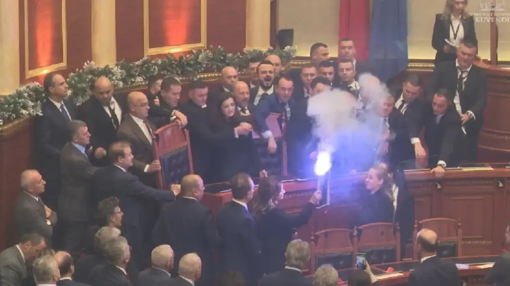 Χάος σε κοινοβούλιο: Βουλευτές πιάστηκαν στα χέρια, άναψαν καπνογόνα (video)