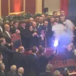 Χάος σε κοινοβούλιο: Βουλευτές πιάστηκαν στα χέρια, άναψαν καπνογόνα (video)