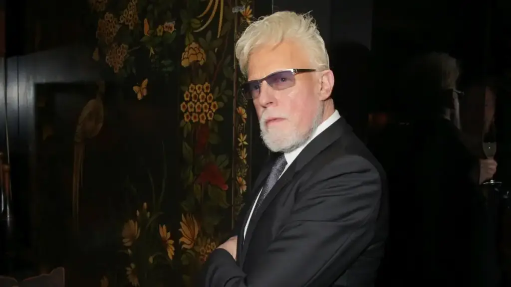 Άντονι Πράις: Ο θρυλικός σχεδιαστής που αναδιαμόρφωσε το glamour έφυγε από τη ζωή στα 88 του