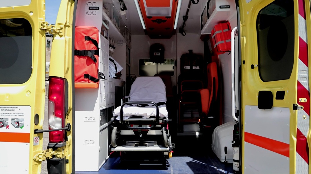 Τροχαίο στην Πειραιώς: Τρία άτομα τραυματίστηκαν μετά από πρόσκρουση αυτοκινήτου σε κολώνα